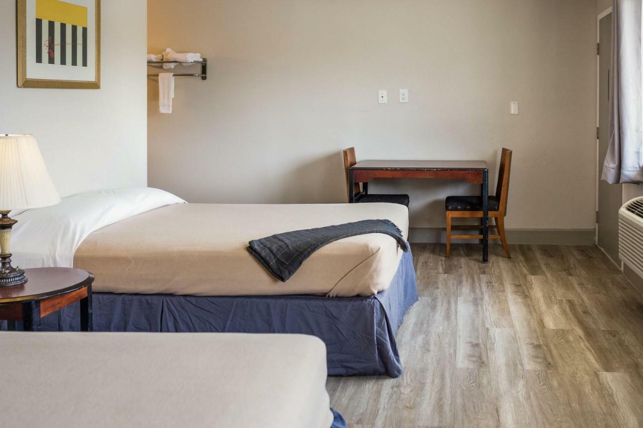 Merit Inn And Suites Бомонт Экстерьер фото