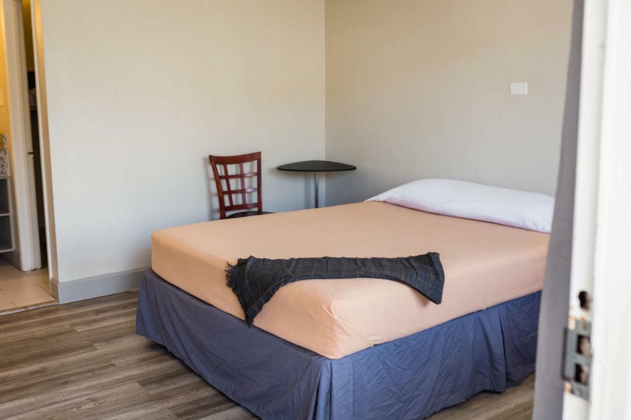Merit Inn And Suites Бомонт Экстерьер фото