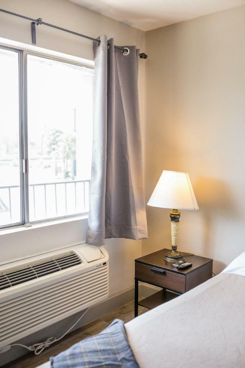 Merit Inn And Suites Бомонт Экстерьер фото