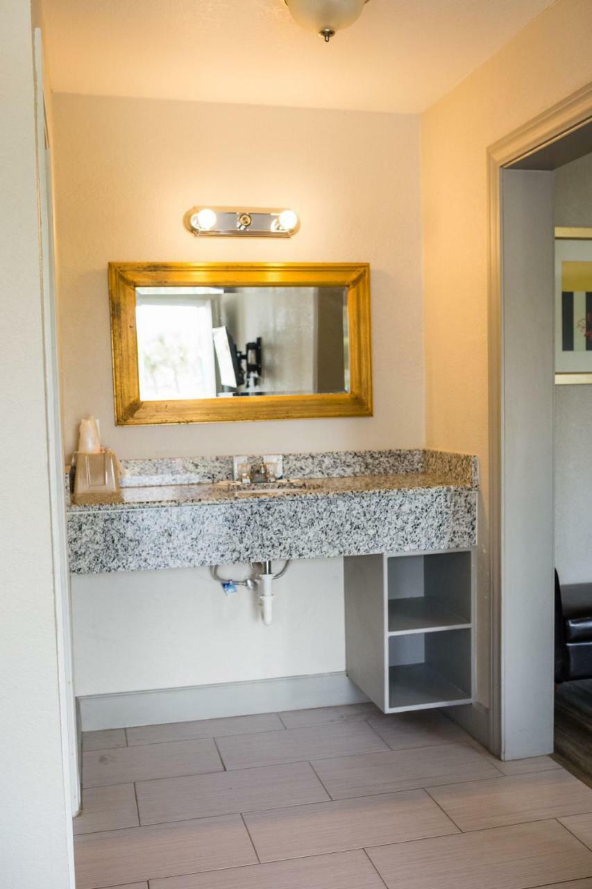 Merit Inn And Suites Бомонт Экстерьер фото